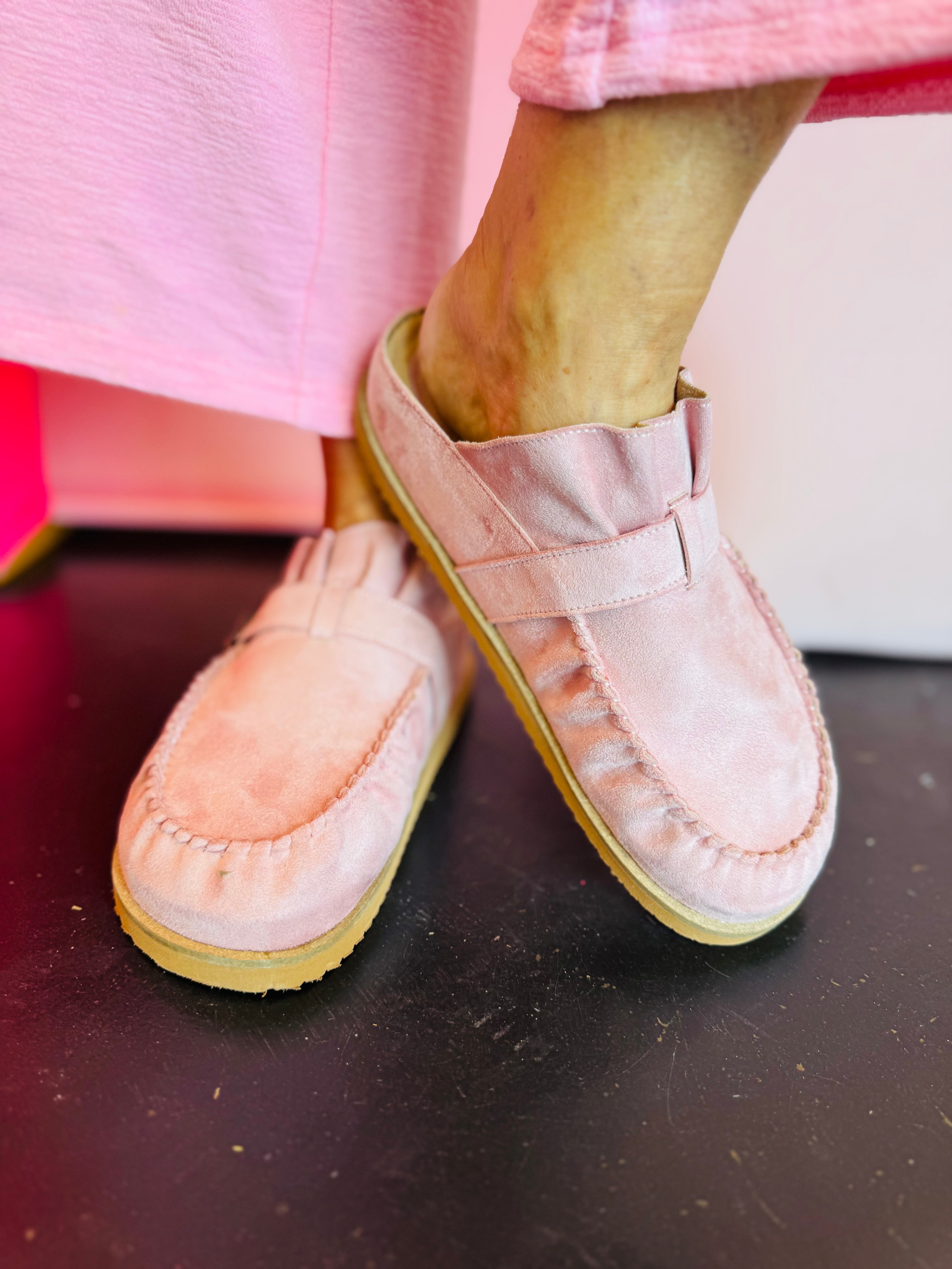 Pink slip-on shoe with a buckle and pleated ruffle