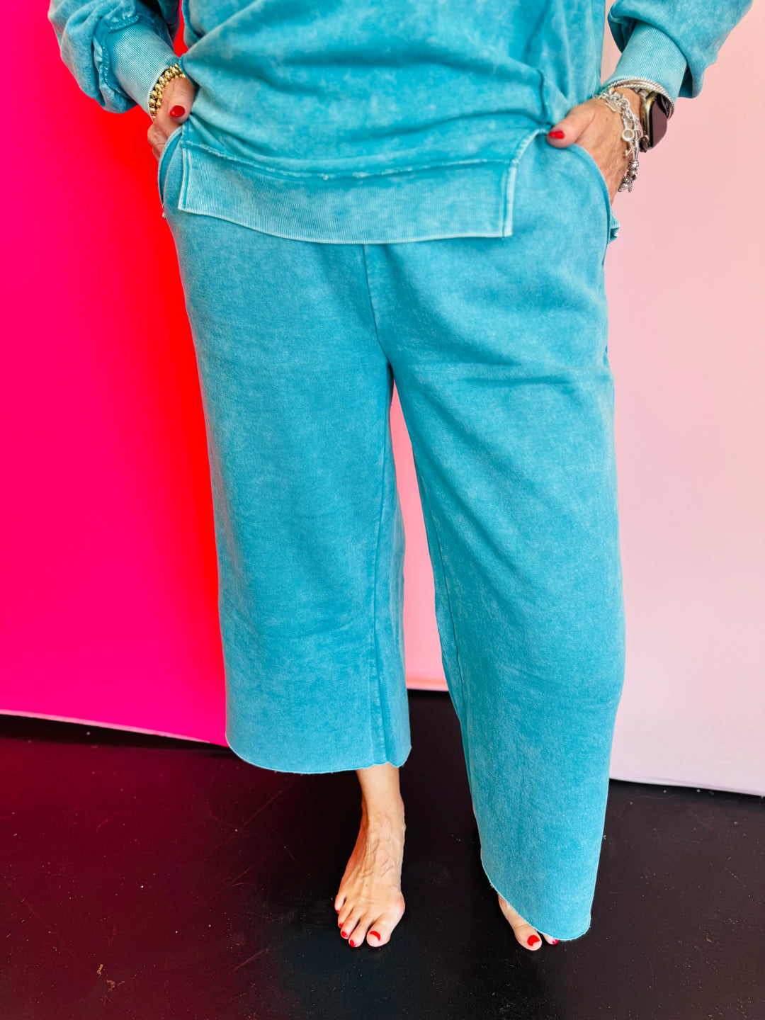 Light teal acid washed pocketed cropped sweatpants