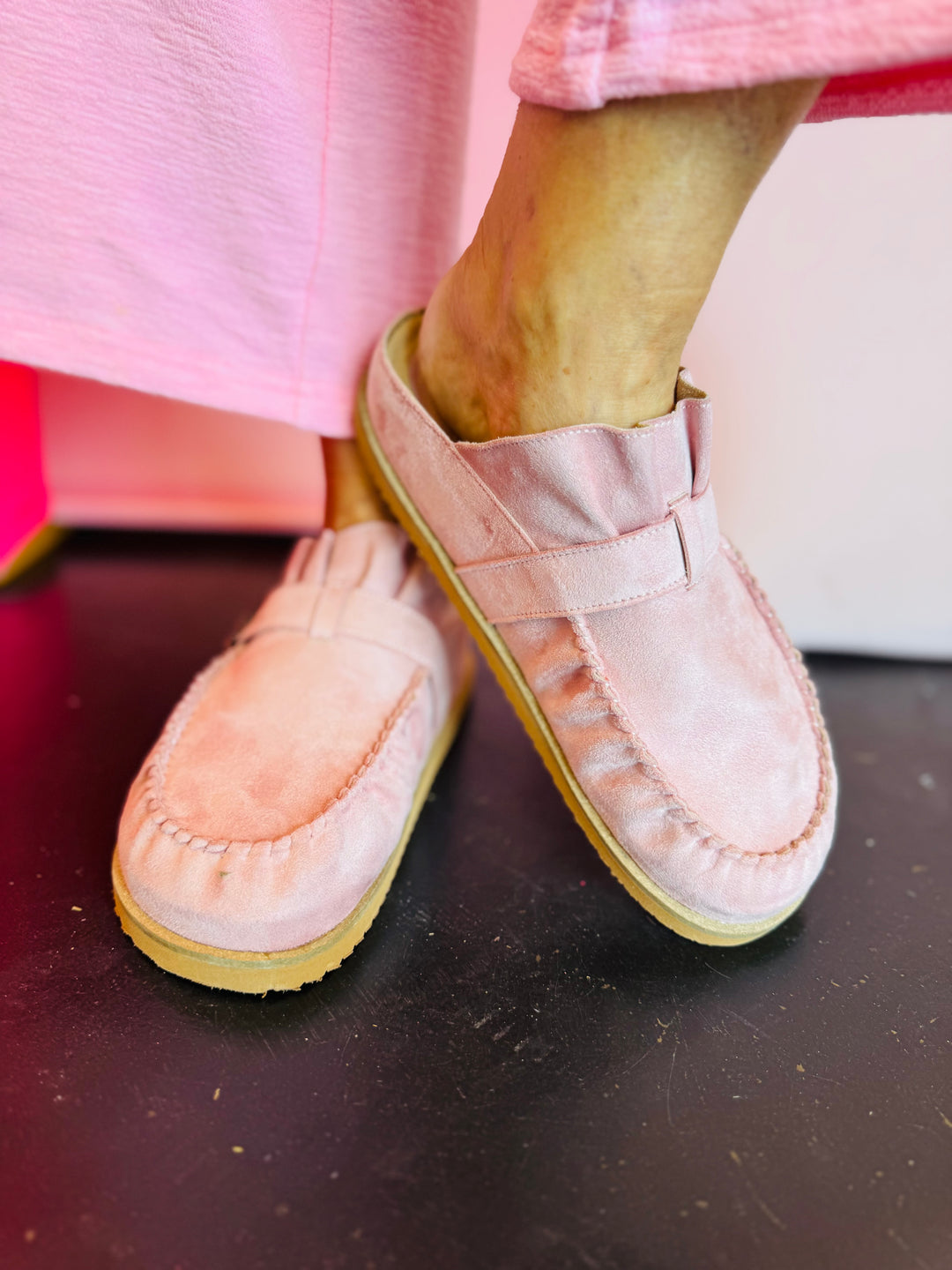 Pink slip-on shoe with a buckle and pleated ruffle